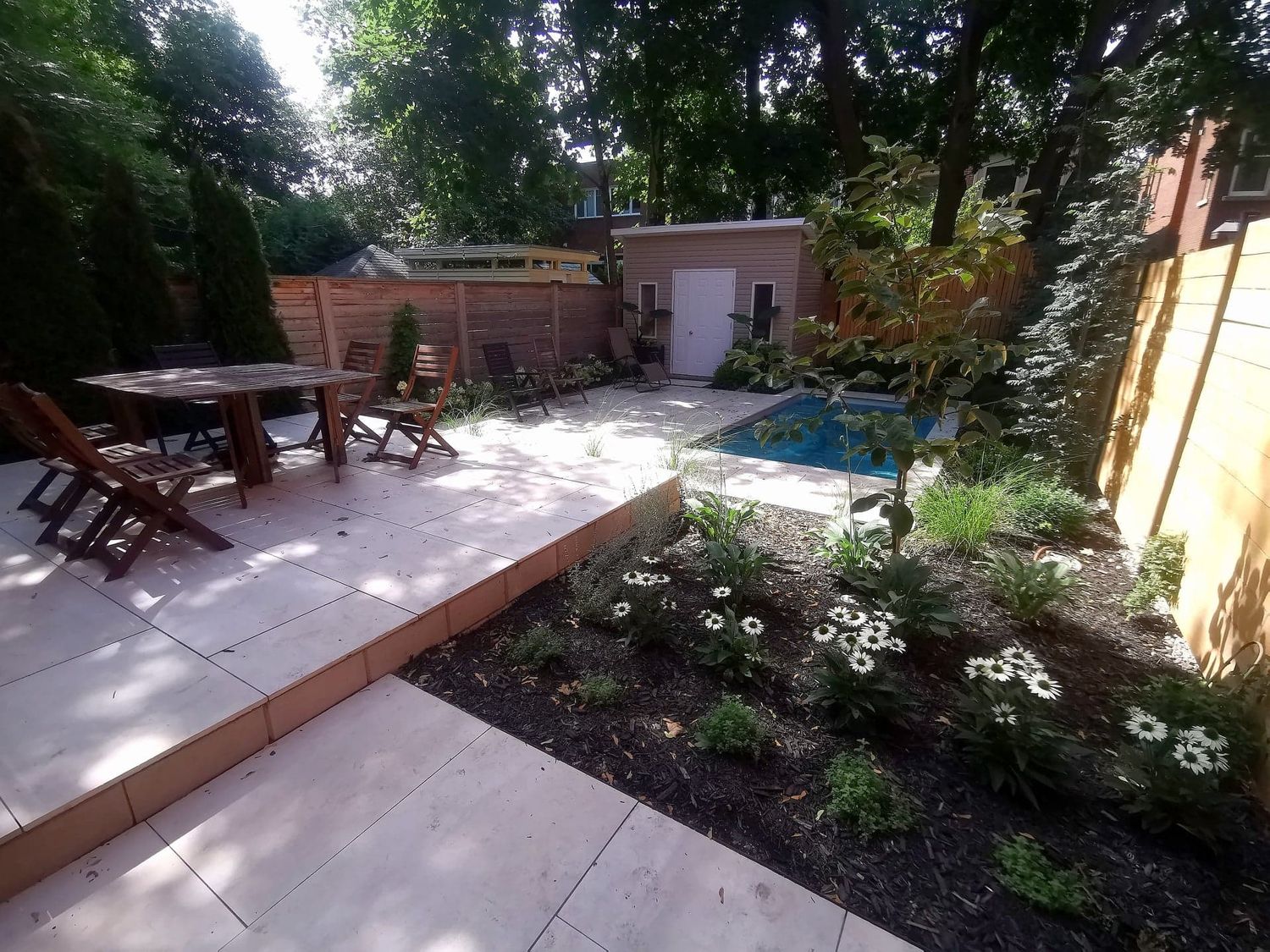 Patio et pergola d'un projet de Pavés unis et dalles près de Montréal/Laval/Longueuil (Grand Montréal) de Pavéo Aménagement