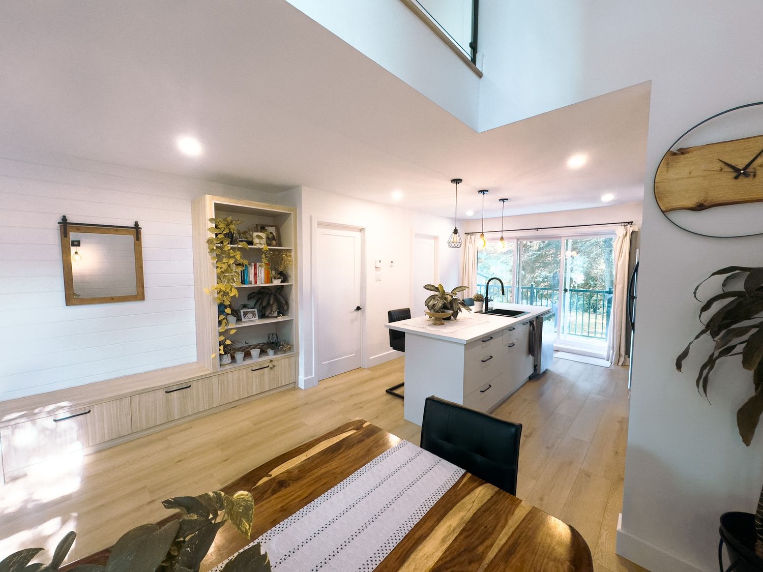 Salle à manger d'un projet de Bâtiments multi-résidentiels et tours d'habitations près de Québec/Lévis (Ville de Québec) de Groupe Habitech