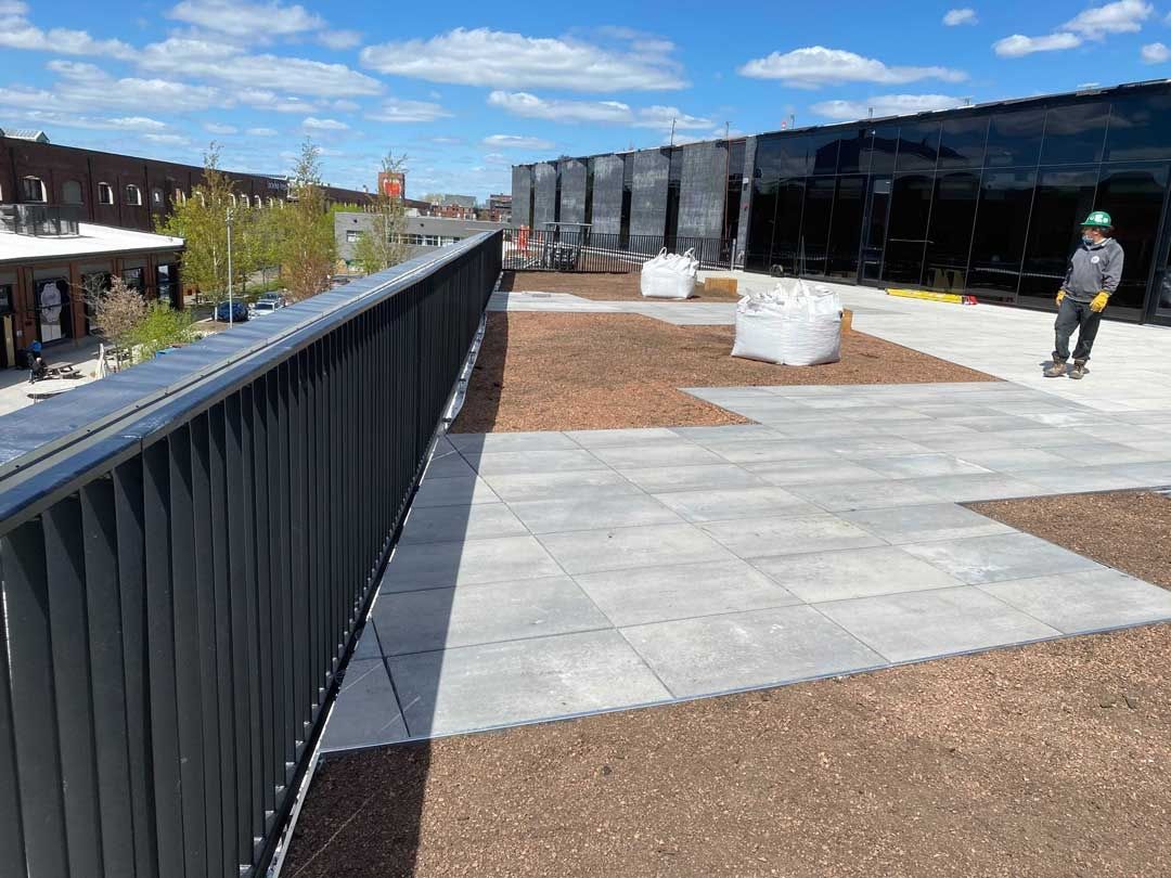 Terraza en la azotea de un proyecto de tipo Techos verdes cerca de Montreal (Gran Montreal) por La Ligne Verte : Toit vert inc.