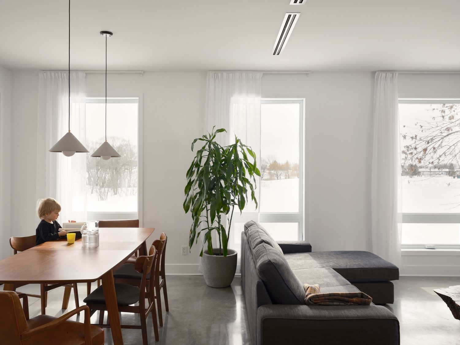 Salle à manger d'un projet de Maisons unifamiliales près de Montréal/Laval/Longueuil (Grand Montréal) de Écorce architecture écologique