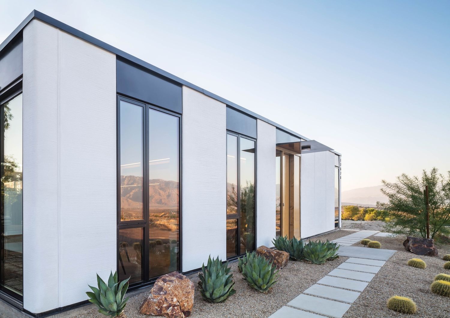 Façade avant d'un projet de Maisons usinées et modulaires près de San Diego de Mighty Buildings, Inc.