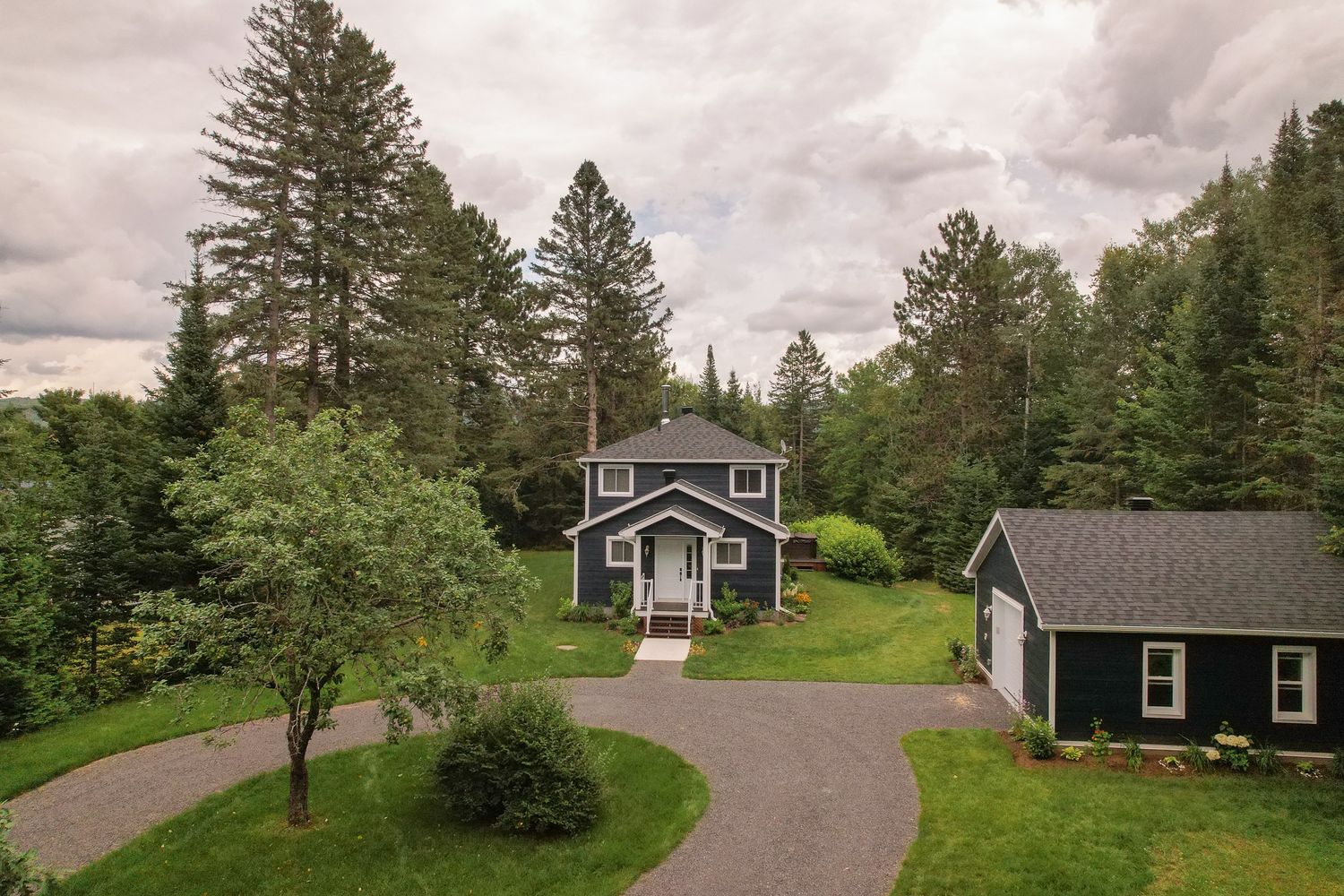 Cour avant d'un projet de Agrandissements de maison près de Joliette (Lanaudière) de Construction Youri Durand inc.