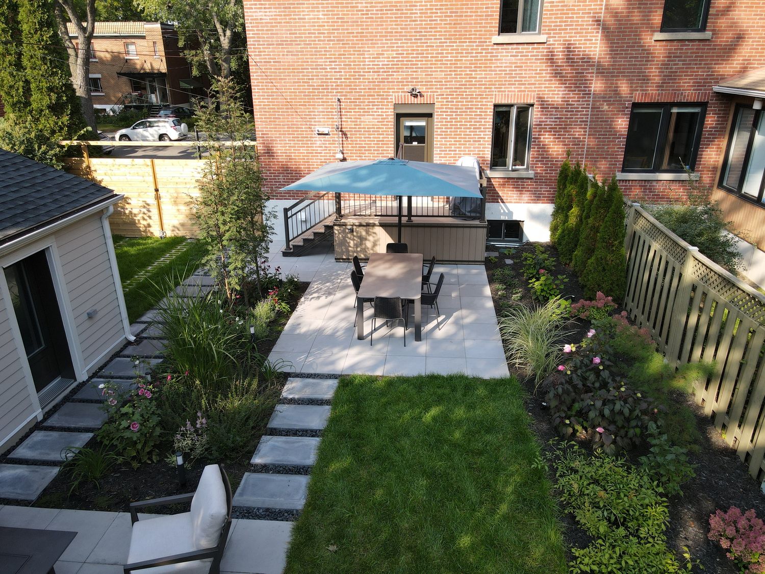 Patio et pergola d'un projet de Pavés unis et dalles près de Montréal/Laval/Longueuil (Grand Montréal) de Pavéo Aménagement