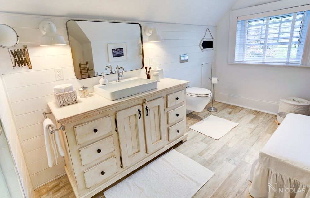 Bathroom from a Roof trusses into habitable attic space project near Montreal (Greater Montreal) by Les projets de Nicolas