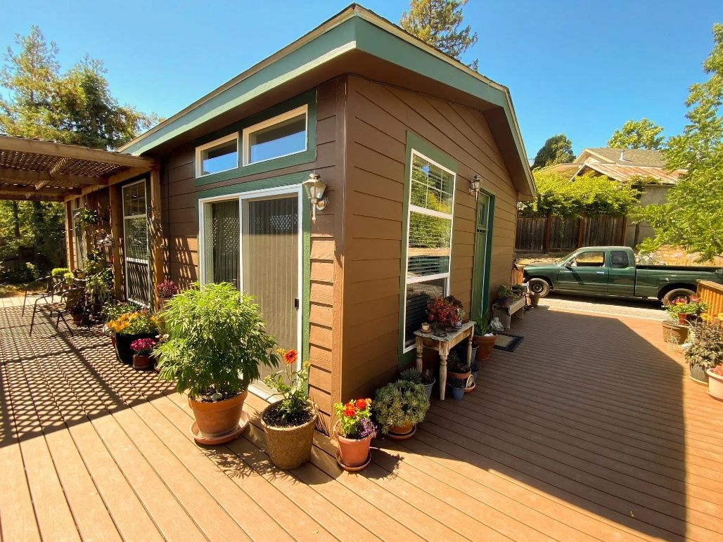 Façade avant d'un projet de Unités d'habitation accessoires (UHA) près de San Francisco Bay de Sonoma Manufactured Homes