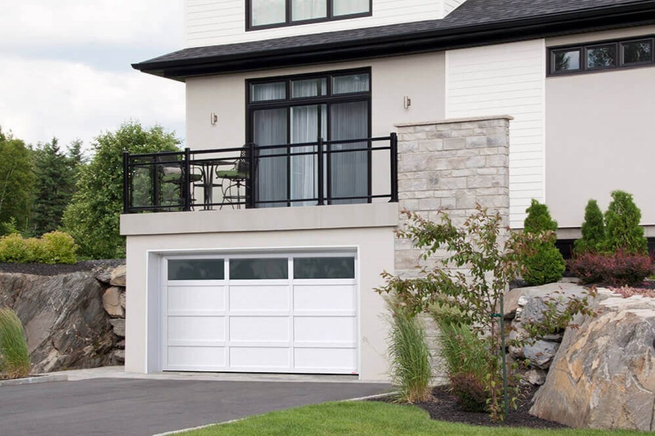 Garage et cabanon d'un projet de Portes de garage près de Montréal/Laval/Longueuil (Grand Montréal) de Portes de garage Universelles Inc