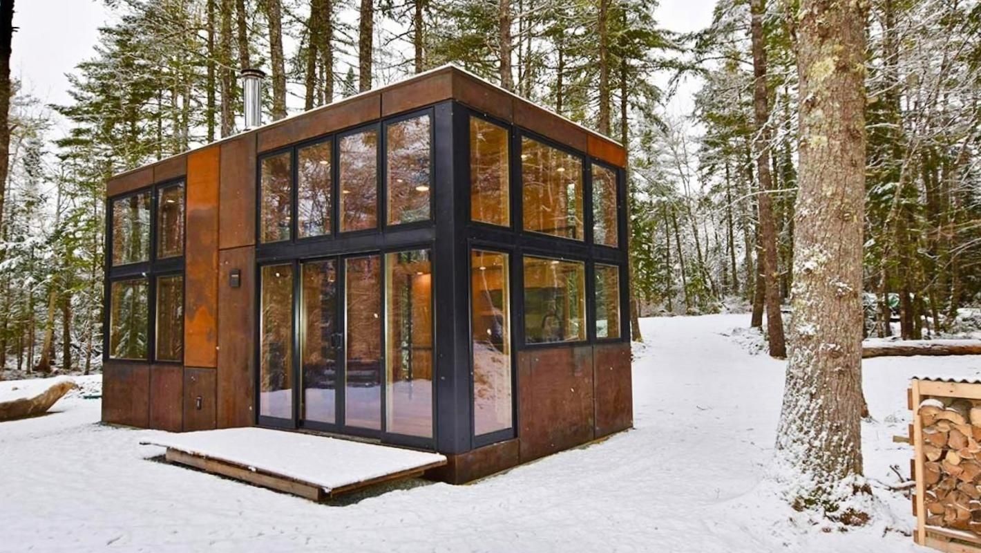 Façade avant d'un projet de Mini et micro-maisons près de Halifax de PrefabHAUS - Prefab Finders