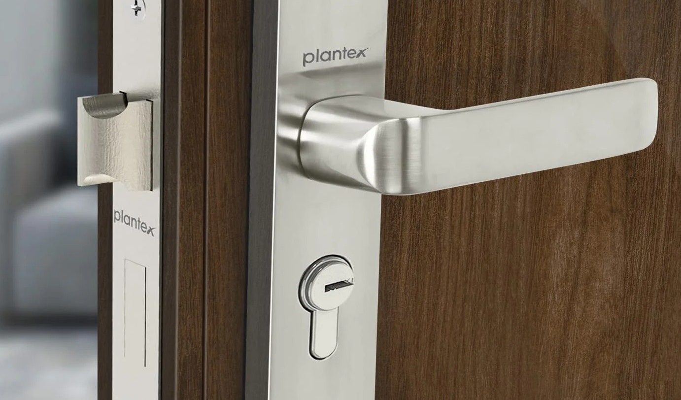 Terreno para construir e infraestructuras de un proyecto de tipo Puertas exteriores cerca de Los Ángeles - Long Beach - Anaheim por Master Locksmith