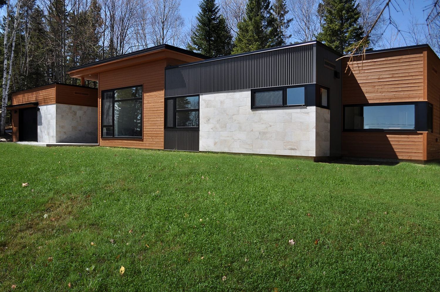 Fachada frontal de un proyecto de tipo Viviendas unifamiliares cerca de Montreal (Gran Montreal) por Atelier IDEA