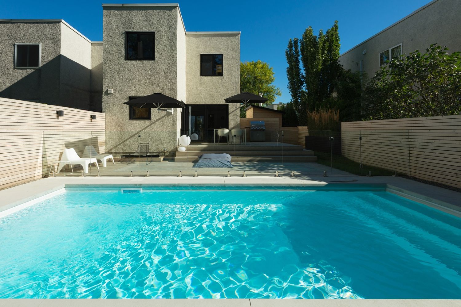 Piscina y estanque natural de un proyecto de tipo Viviendas unifamiliares cerca de Montreal (Gran Montreal) por Stroph Architecture & Design