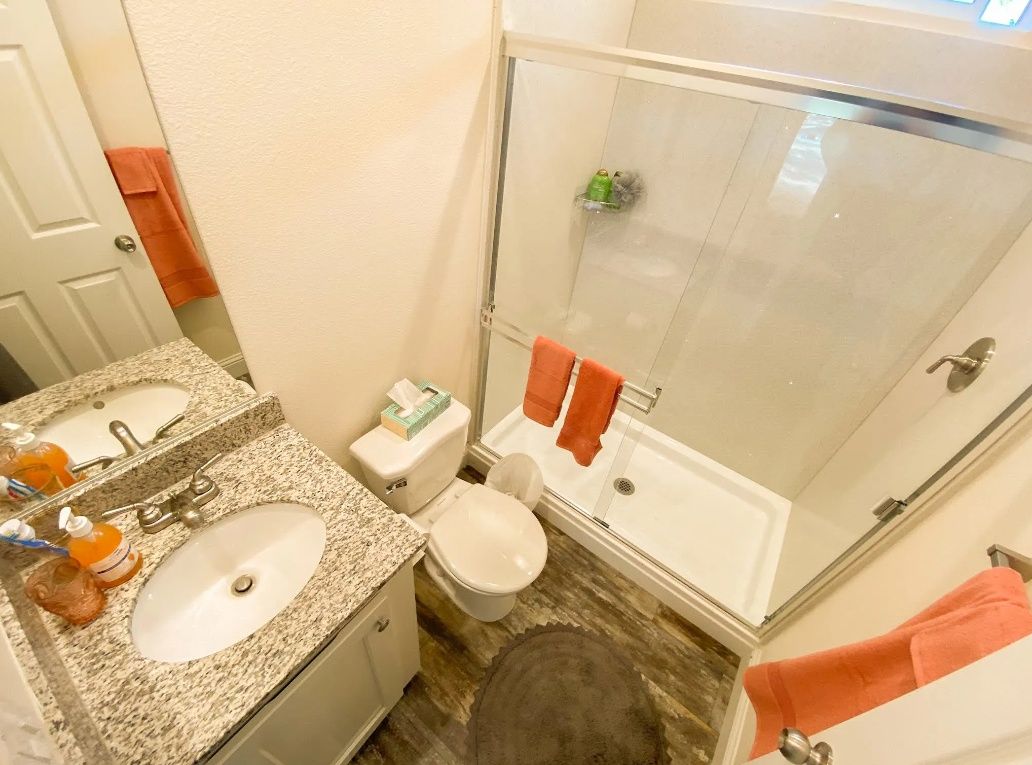 Salle de bain d'un projet de Unités d'habitation accessoires (UHA) près de Sacramento de Sonoma Manufactured Homes