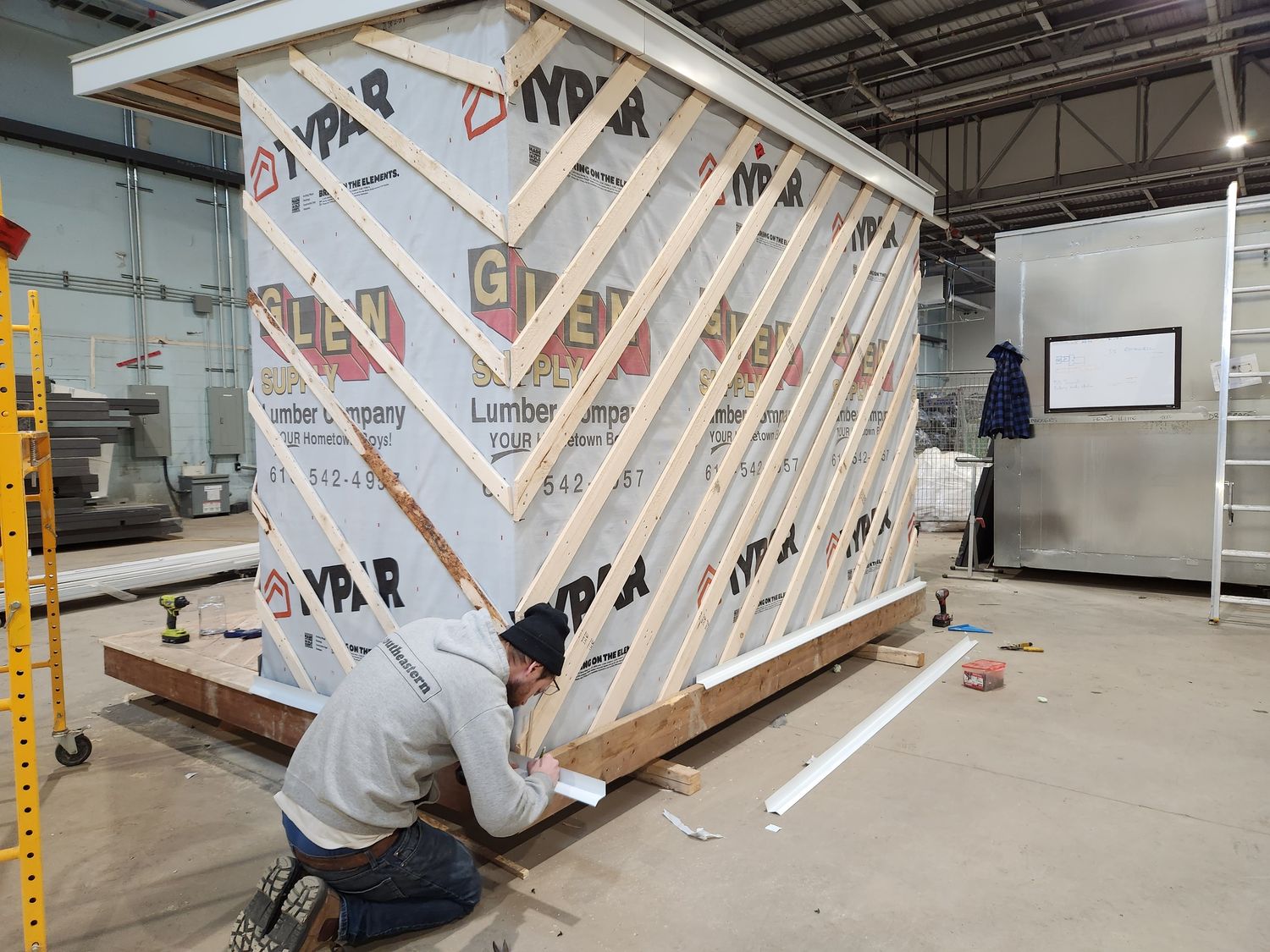 Construcción de exteriores de casas de un proyecto de tipo Casas Prefabricadas y modulares cerca de Kingston por Feris BuildTech