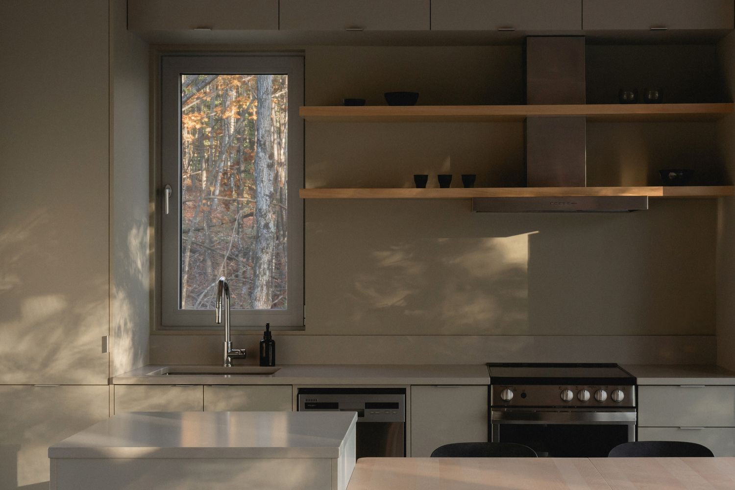 Kitchen from a Tiny Houses project near Saint-Jerome (Laurentides) by Atelier L'Abri