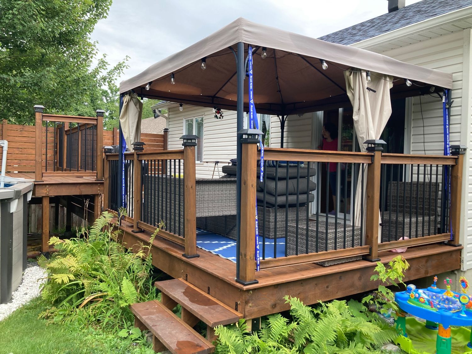 Terraza y balcón de un proyecto de tipo Balcones exteriores cerca de Sherbrooke (Estrie) por Jhojan Hihui