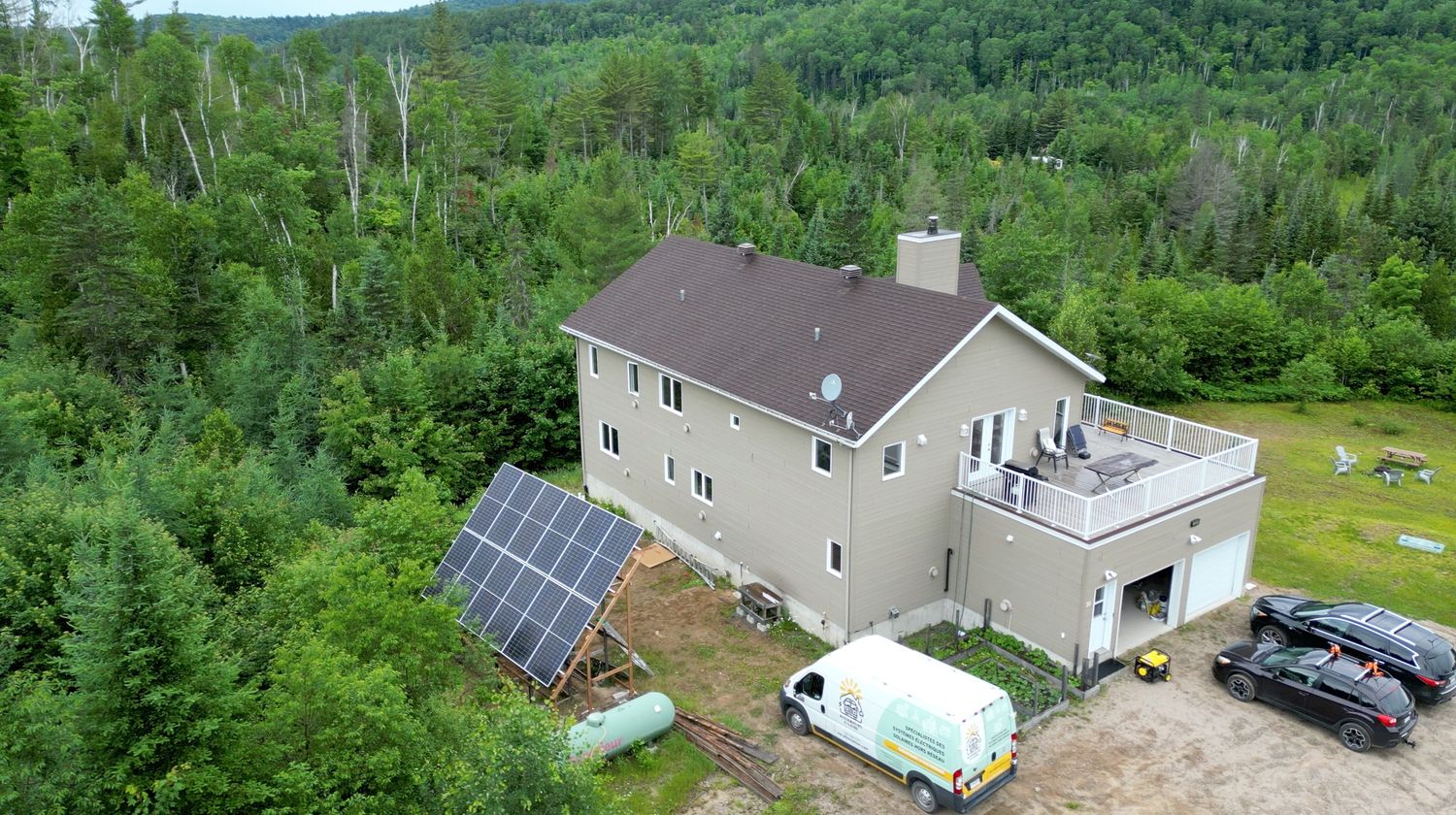 Vue aérienne d'un projet de Systèmes autonomes photovoltaïques près de Joliette (Lanaudière) de Alternative Solaire inc.