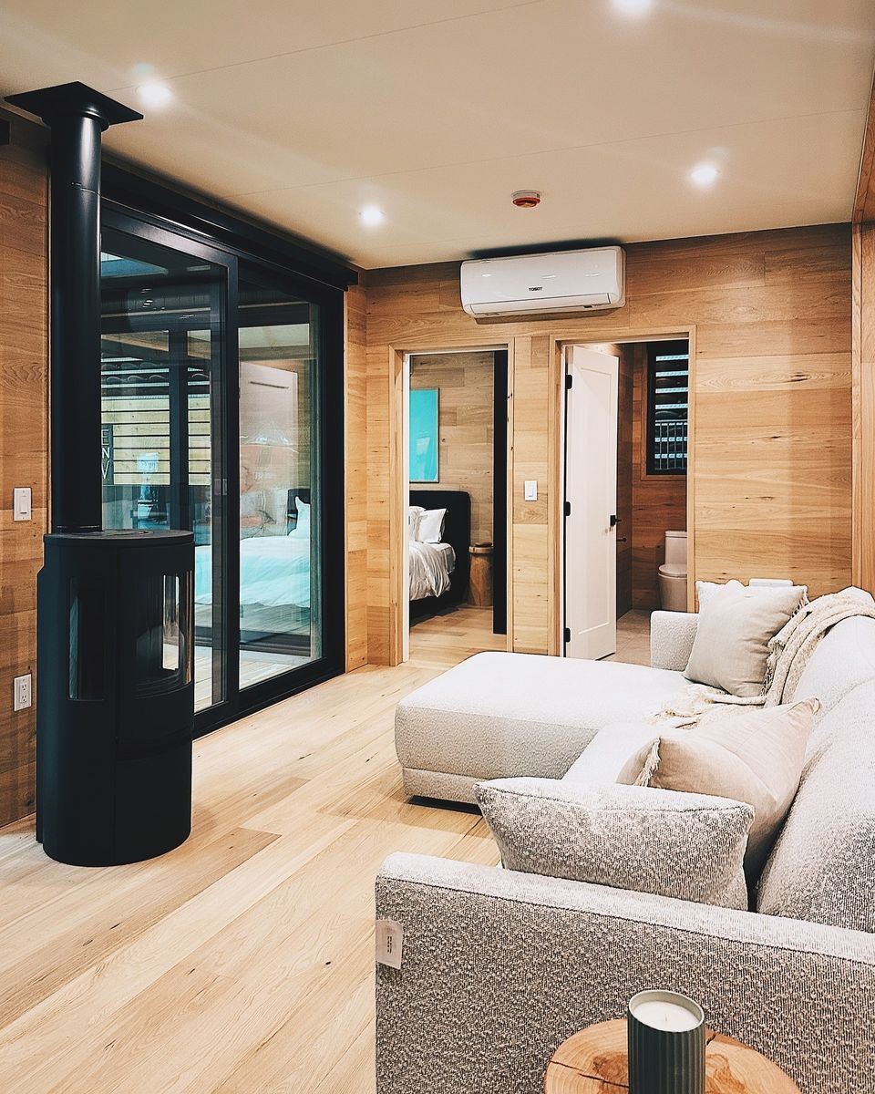Sala de un proyecto de tipo Mini casas cerca de Vancouver (Gran Vancouver) por HEWING HAUS