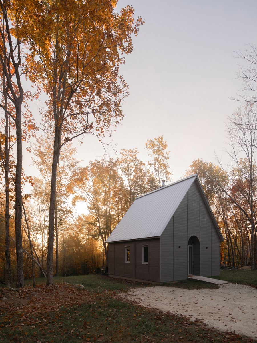 Fachada frontal de un proyecto de tipo Mini casas cerca de Saint-Jérôme (Laurentides) por Atelier L'Abri