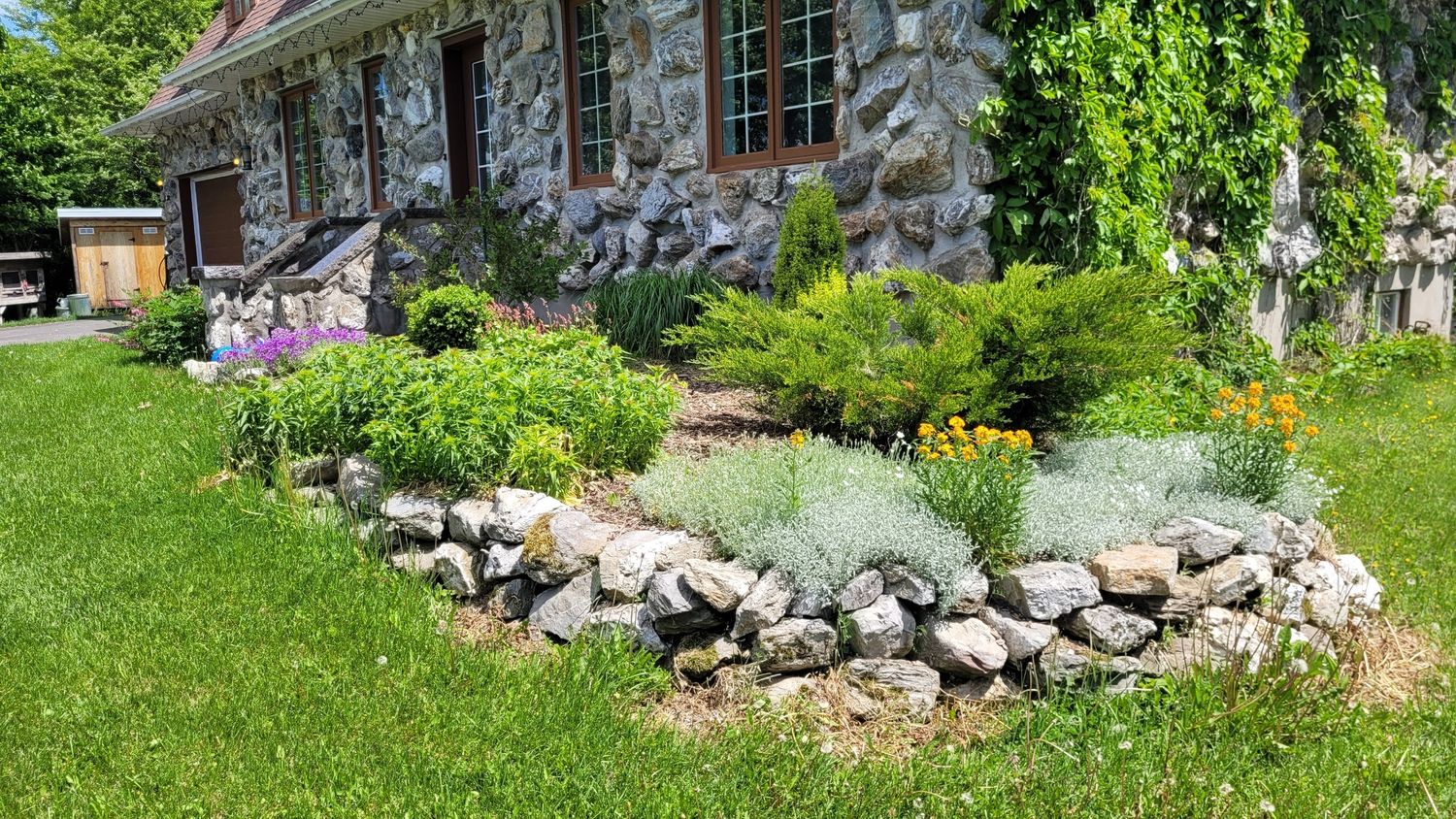 Front Yard from a Landscaping project near Quebec City - Levis by AgroME-Consultant