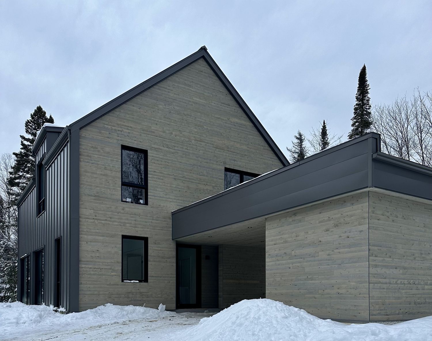 Porche et entrée d'un projet de Maisons unifamiliales près de Montréal/Laval/Longueuil (Grand Montréal) de Toundra construction
