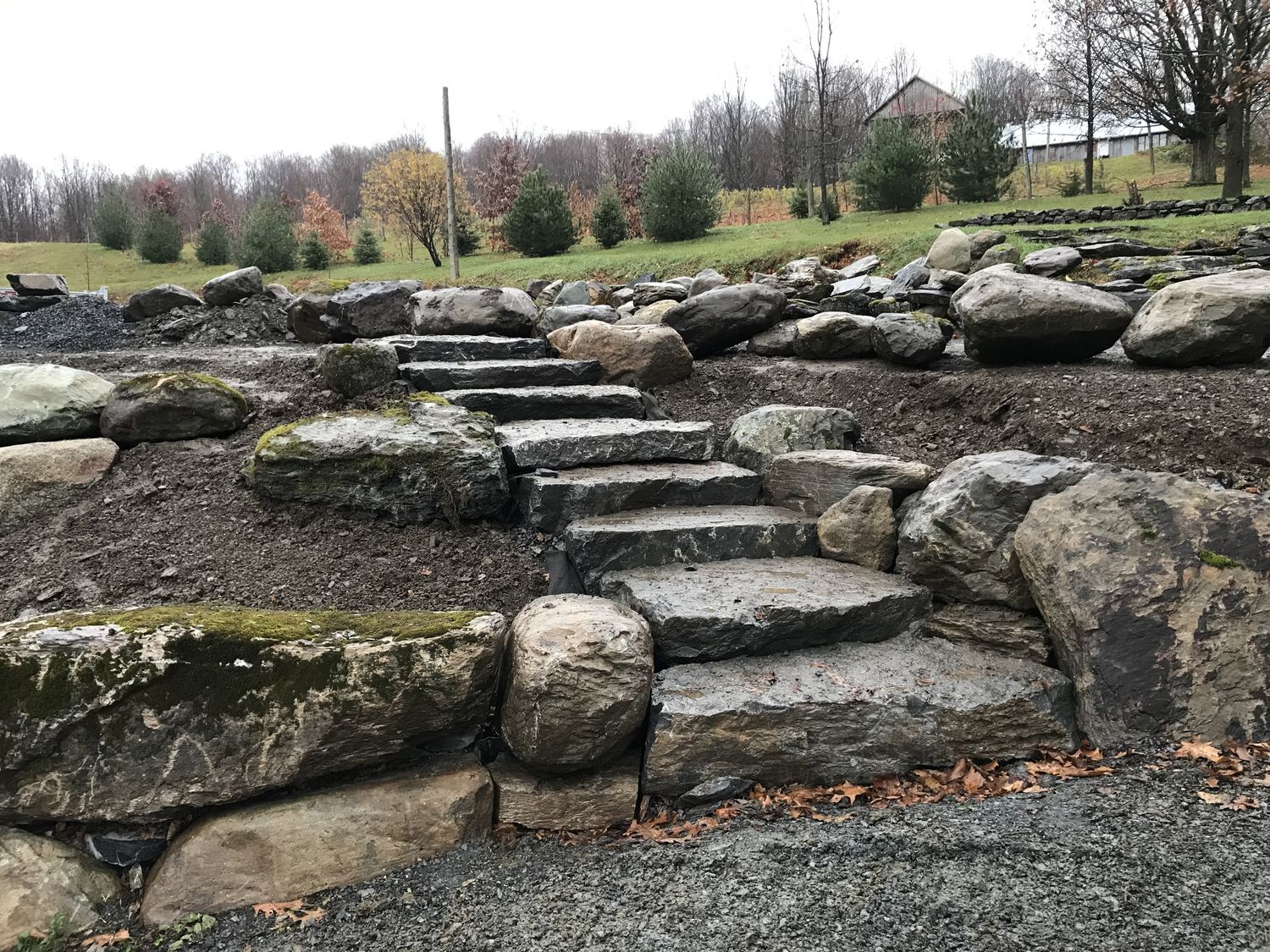 Trabajos de paisajismo de un proyecto de tipo Muros y paredes de piedra decorativos cerca de Granby - Bromont - Cowansville por Les Créations Pierre Langlois