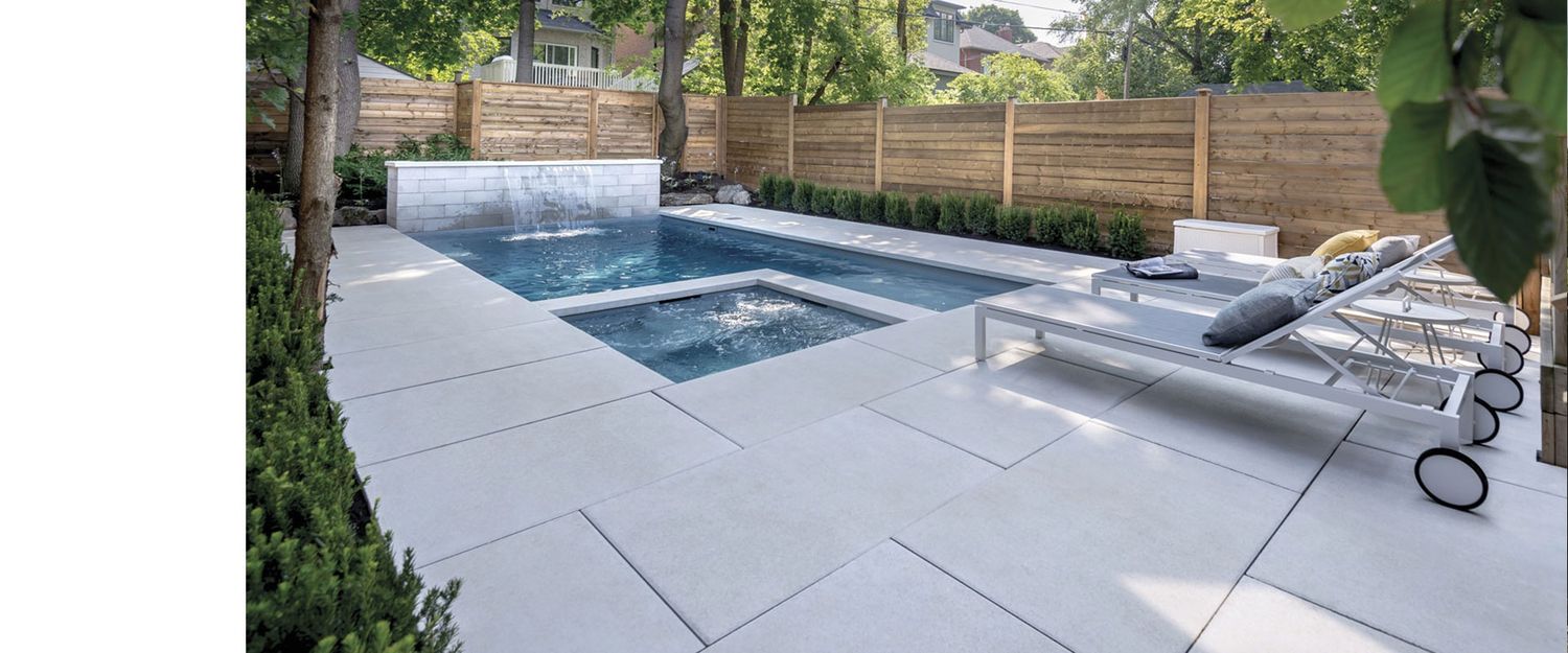 Piscine et bassin naturel d'un projet de Aménagement paysager autour d'une piscine près de Montréal/Laval/Longueuil (Grand Montréal) de Paysagement Duguay