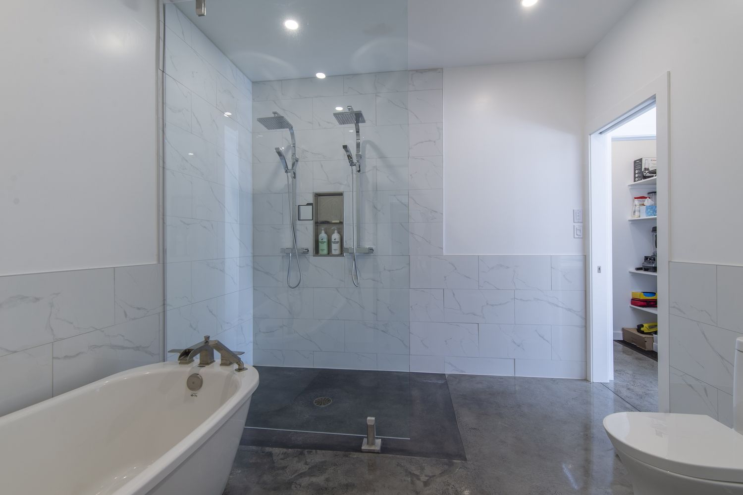 Baño completo de un proyecto de tipo Viviendas unifamiliares cerca de Ottawa por Architectura EcoConcepts
