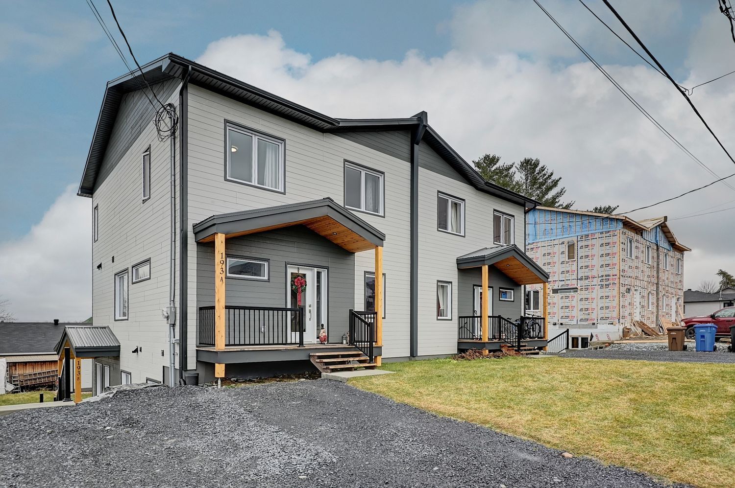 Entrée de cour d'un projet de Maisons unifamiliales près de Sherbrooke (Estrie) de Claire Derome • courtière en immobilier résidentiel