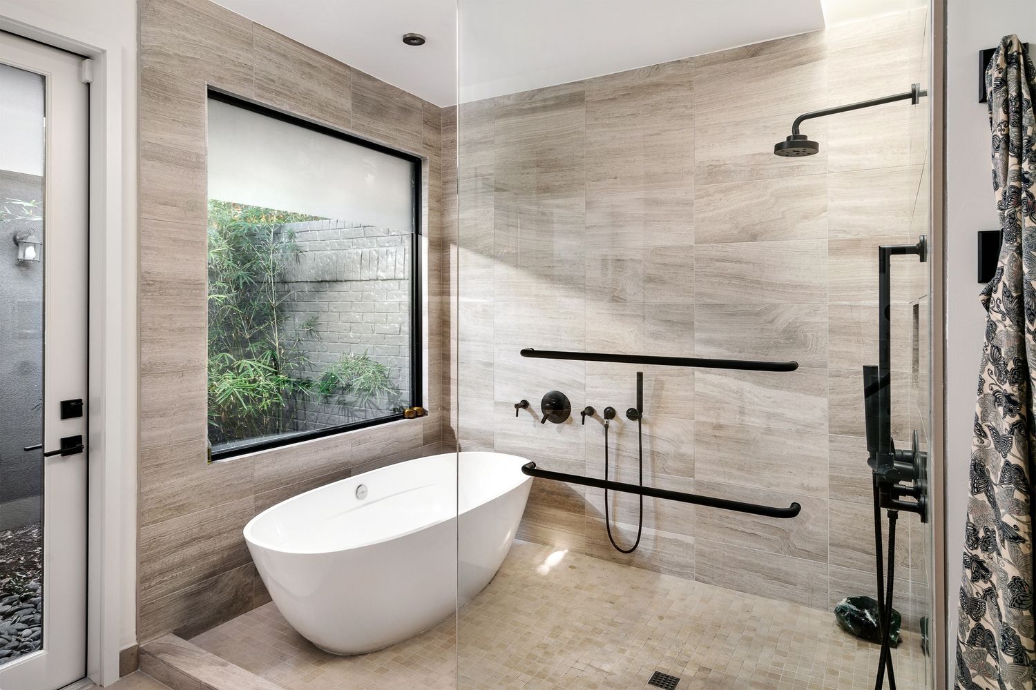 Baño completo de un proyecto de tipo Viviendas unifamiliares cerca de Austin por Clark Richardson Architects