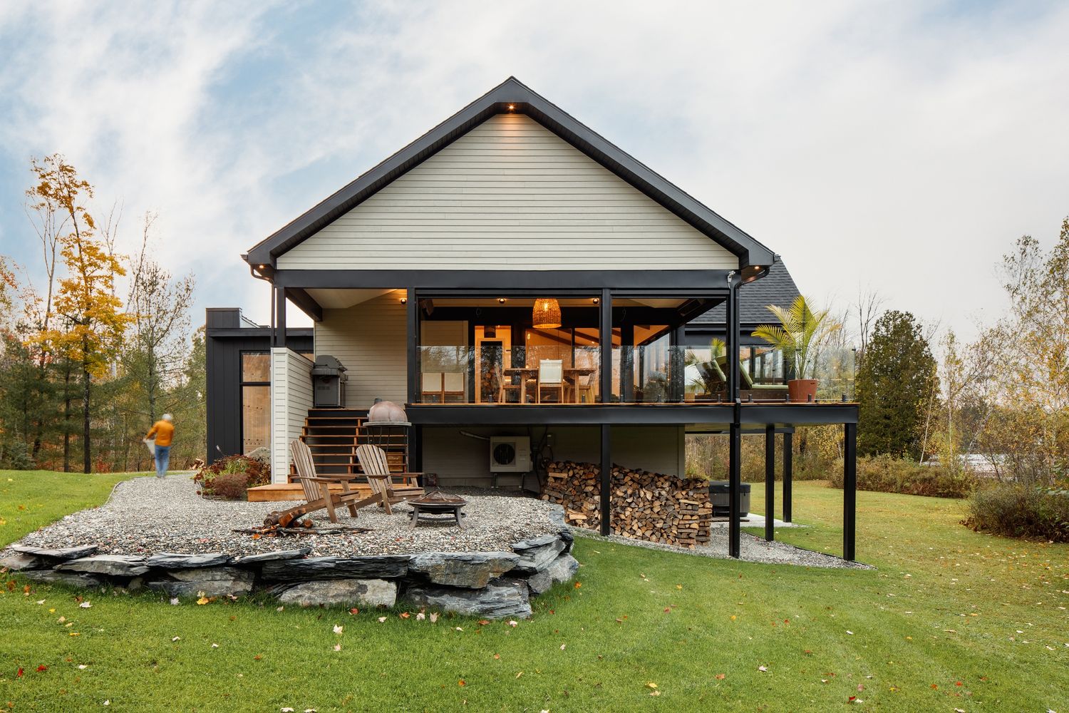 Patio trasero de un proyecto de tipo Ampliaciones del hogar cerca de Sherbrooke (Estrie) por Studio MMA Architects
