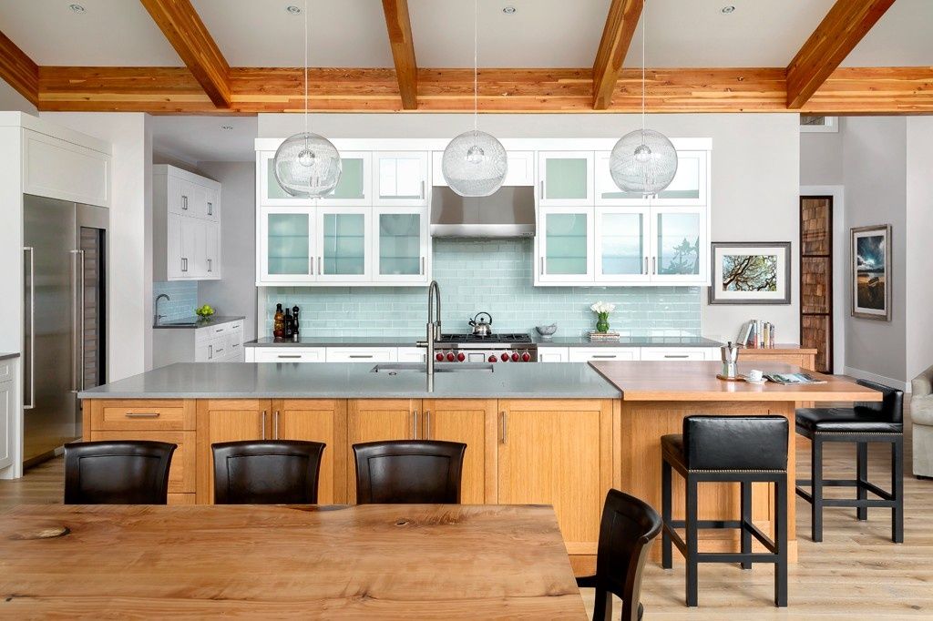 Salle à manger d'un projet de Maisons unifamiliales près de Victoria de Falcon Heights Contracting Ltd