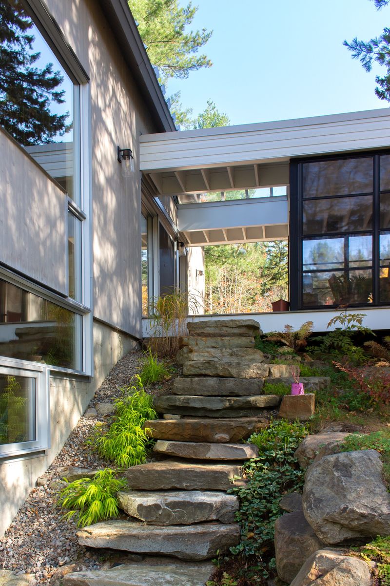 Porch from a Regional & Rural Planning project near Joliette (Lanaudière) by Atelier abcdg