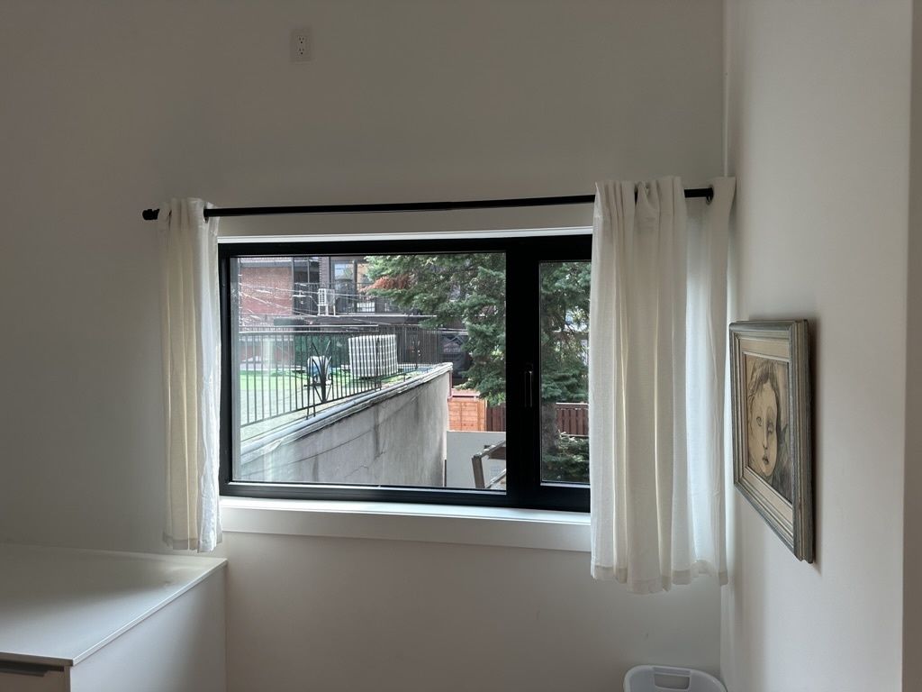 Dormitorio de un proyecto de tipo Ventanas cerca de Montreal (Gran Montreal) por Fentec Inc.