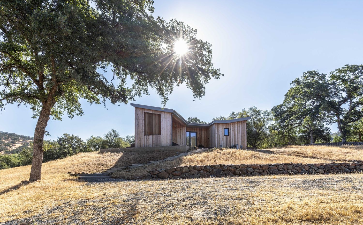 Fachada frontal de un proyecto de tipo Viviendas unifamiliares cerca de Sacramento por Studio Pear
