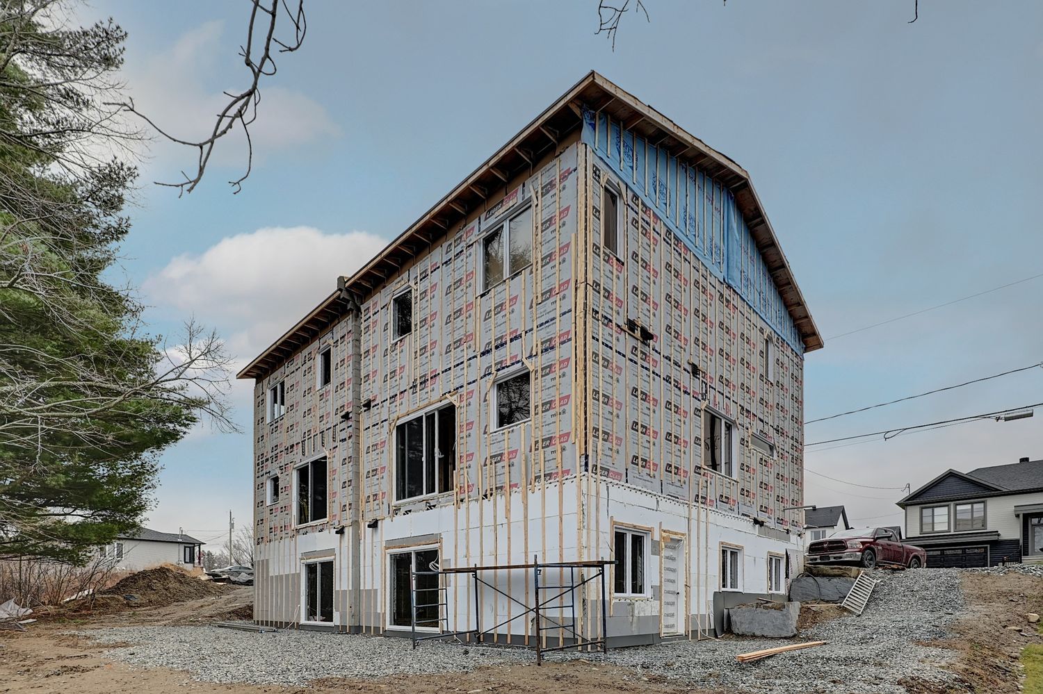 Travaux - Extérieur d'un projet de Maisons unifamiliales près de Sherbrooke (Estrie) de Claire Derome • courtière en immobilier résidentiel