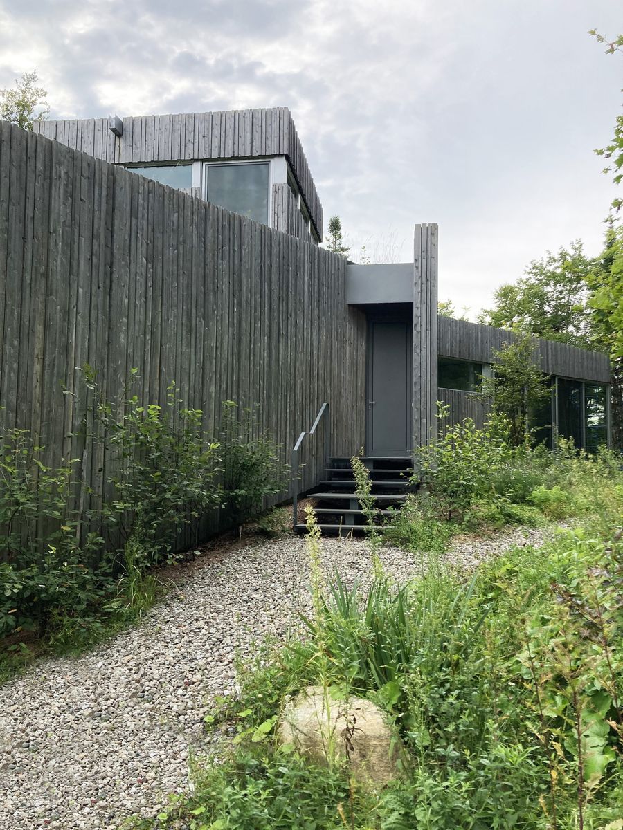 Pórtico y entrada de un proyecto de tipo Viviendas unifamiliares cerca de Montreal (Gran Montreal) por Paul Bernier Architecte