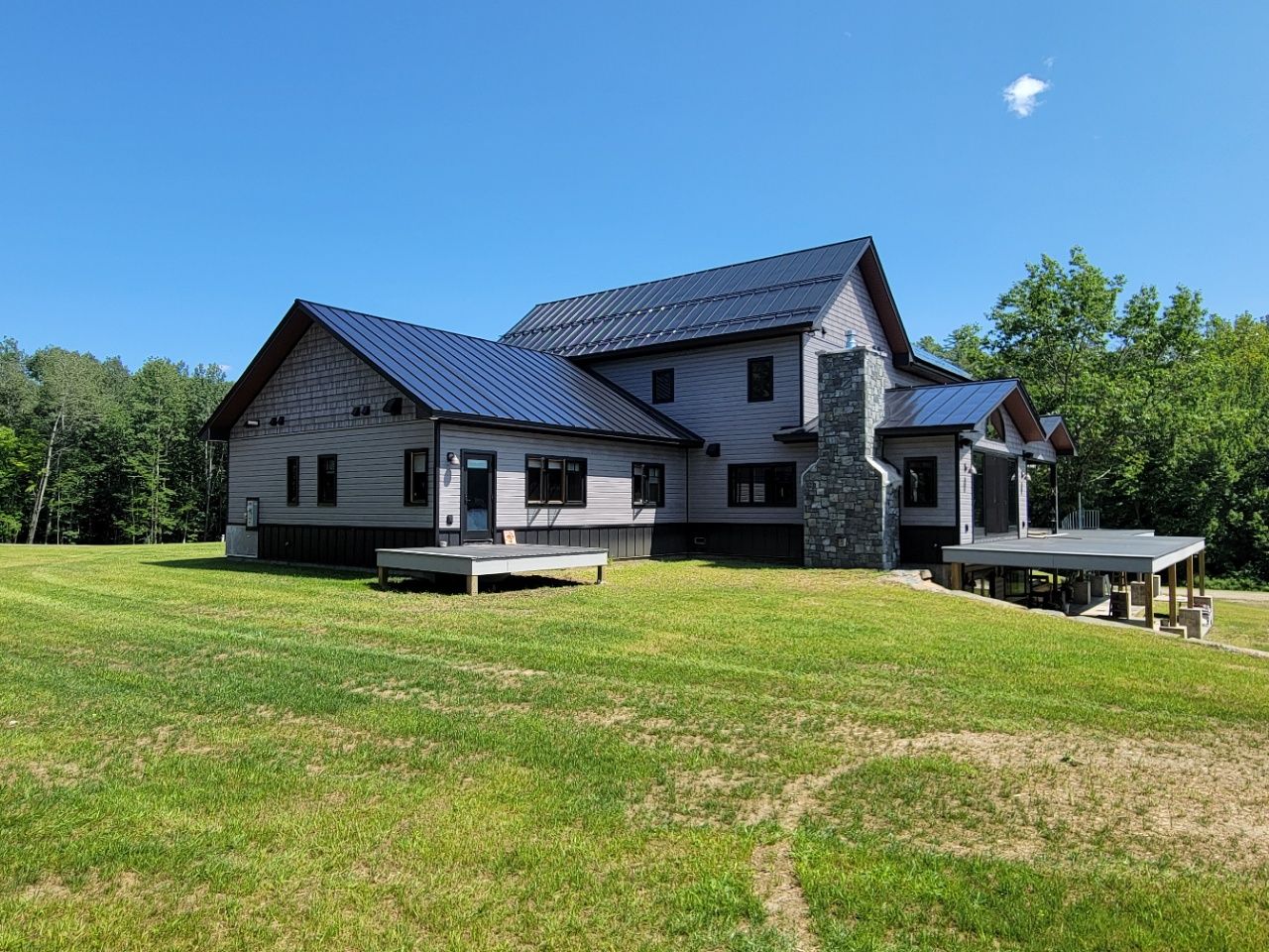 Fachada frontal de un proyecto de tipo Casas Prefabricadas y modulares cerca de Montreal (Gran Montreal) por CAD Concept Consultants