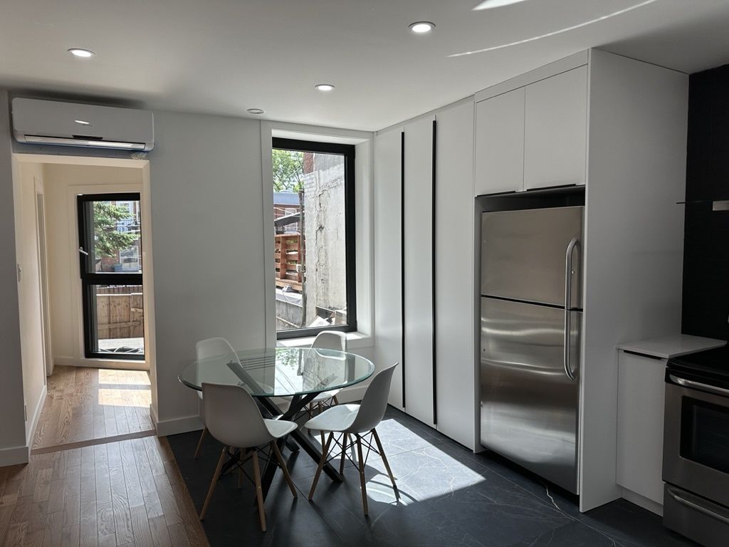 Dining Room from a Windows project near Montreal (Greater Montreal) by Fentec Inc.