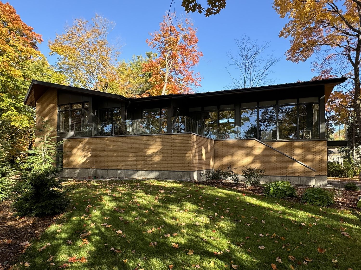 Patio trasero de un proyecto de tipo Viviendas unifamiliares cerca de Montreal (Gran Montreal) por Studio MMA Architects