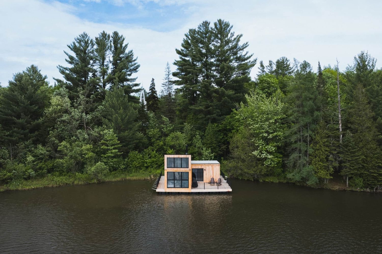 Patio delantero de un proyecto de tipo Mini casas cerca de Sherbrooke (Estrie) por Constructif Inc.