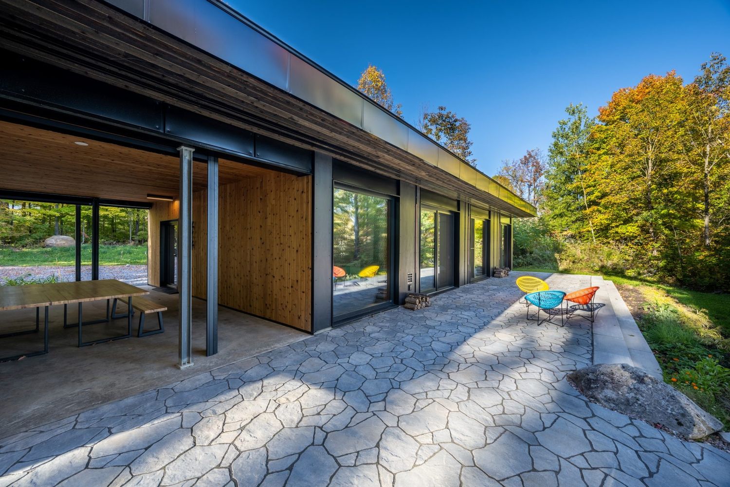 Shared yard from a Single family homes project near Ottawa by KWC Architects Inc.