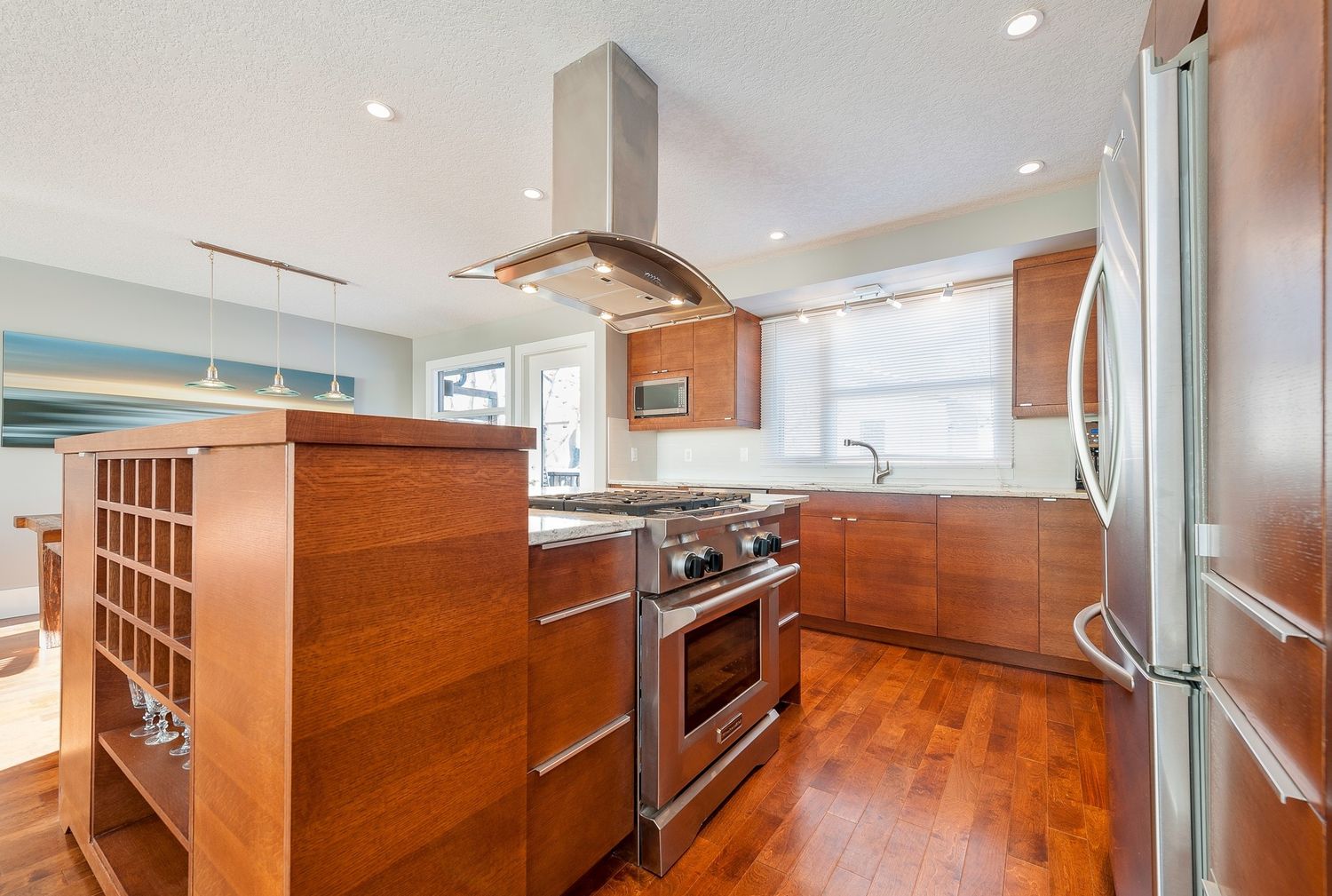 Cuisine d'un projet de Portes de placard sur mesure près de Calgary de Handhills Cabinets