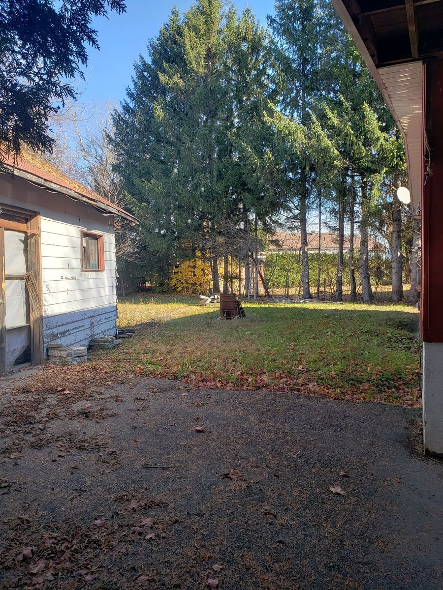 Backyard from a Recovered materials project near Saint-Jerome (Laurentides) by L.Écono Écolo
