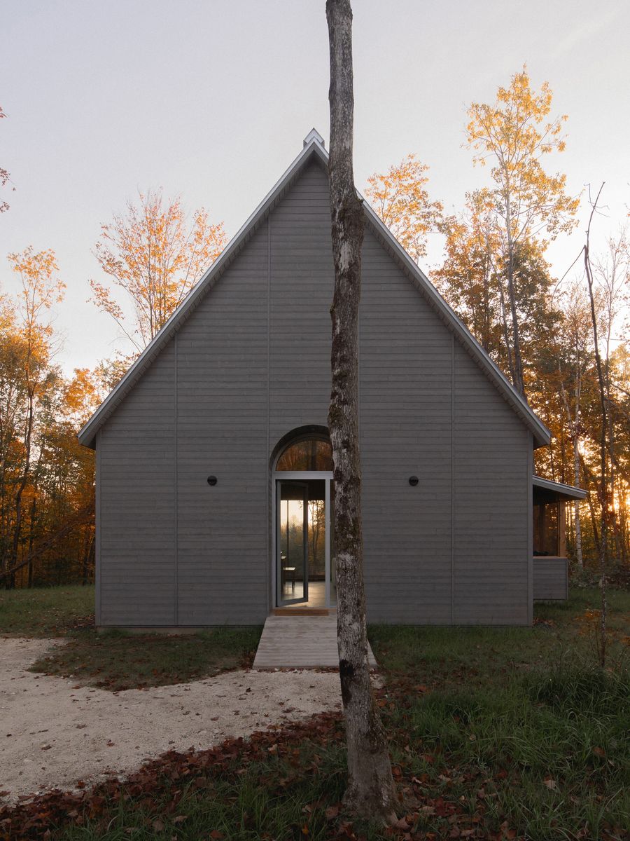 House Exterior from a Tiny Houses project near Saint-Jerome (Laurentides) by Atelier L'Abri