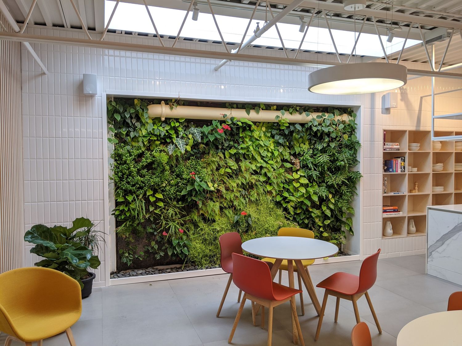 Comedor de un proyecto de tipo Muros verdes cerca de Montreal (Gran Montreal) por La Ligne Verte : Toit vert inc.