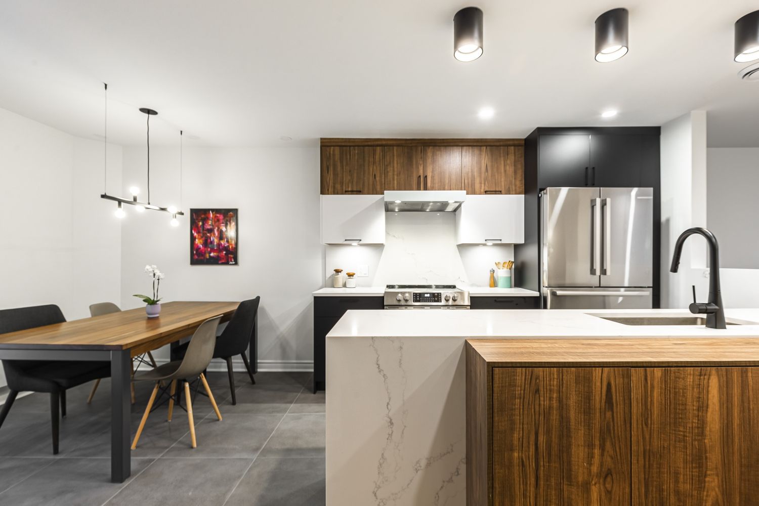 Cocina de un proyecto de tipo Viviendas unifamiliares cerca de Montreal (Gran Montreal) por Mara Design