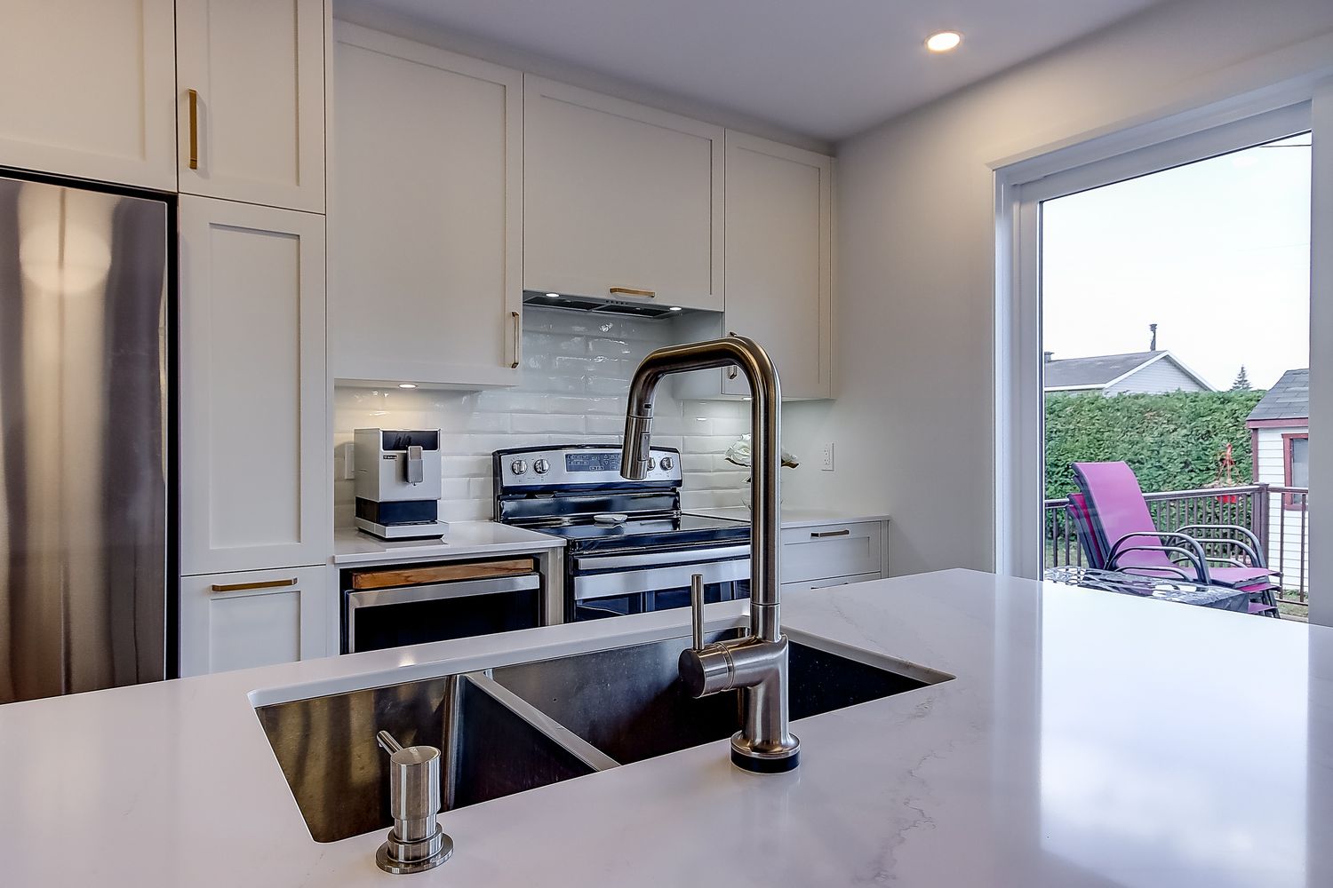 Kitchen from a Single family homes project near Saint-Jean-sur-Richelieu (Montérégie) by Mandrée Design