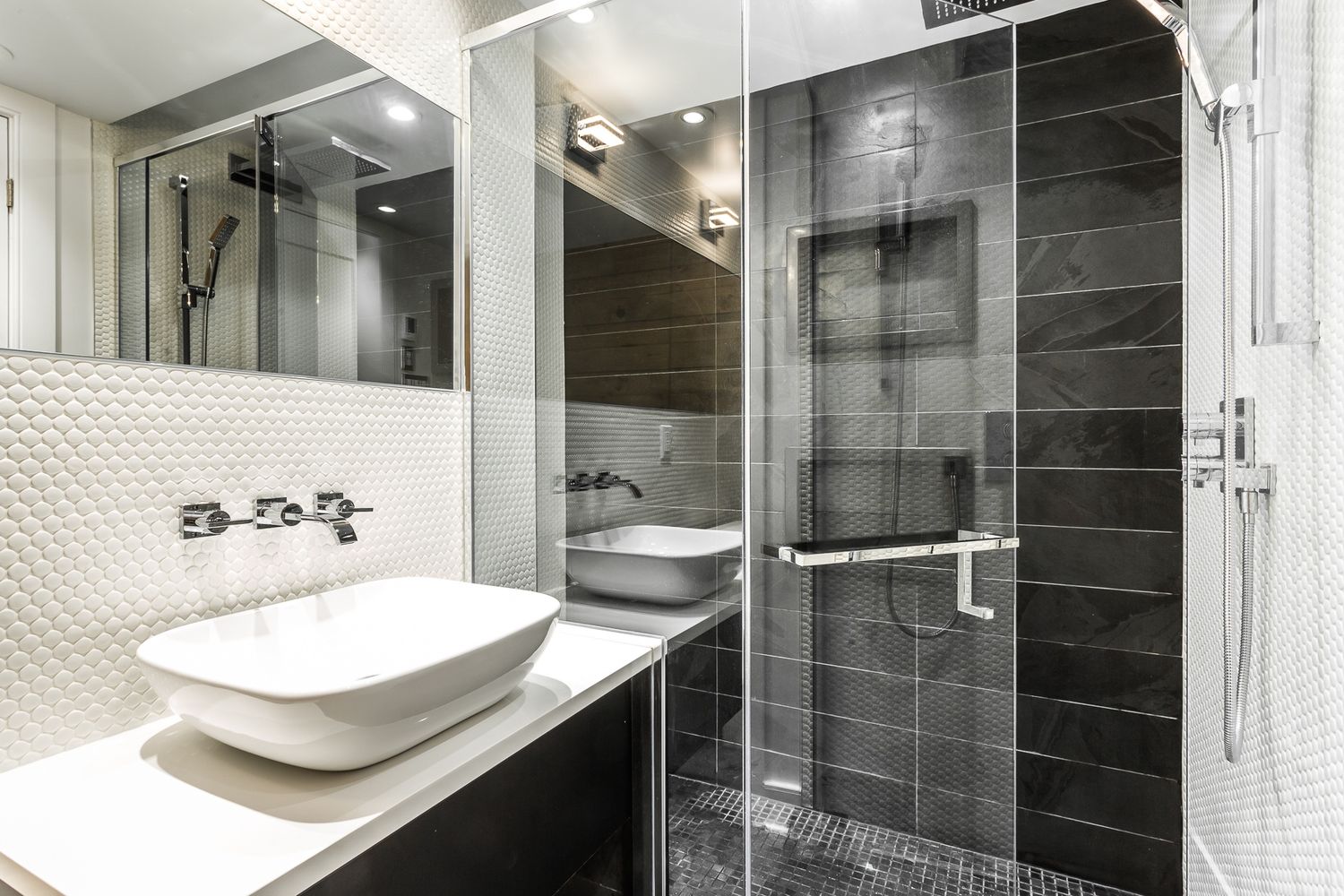 Baño completo de un proyecto de tipo Diseño de interiores y distribución cerca de Montreal (Gran Montreal) por Mara Design