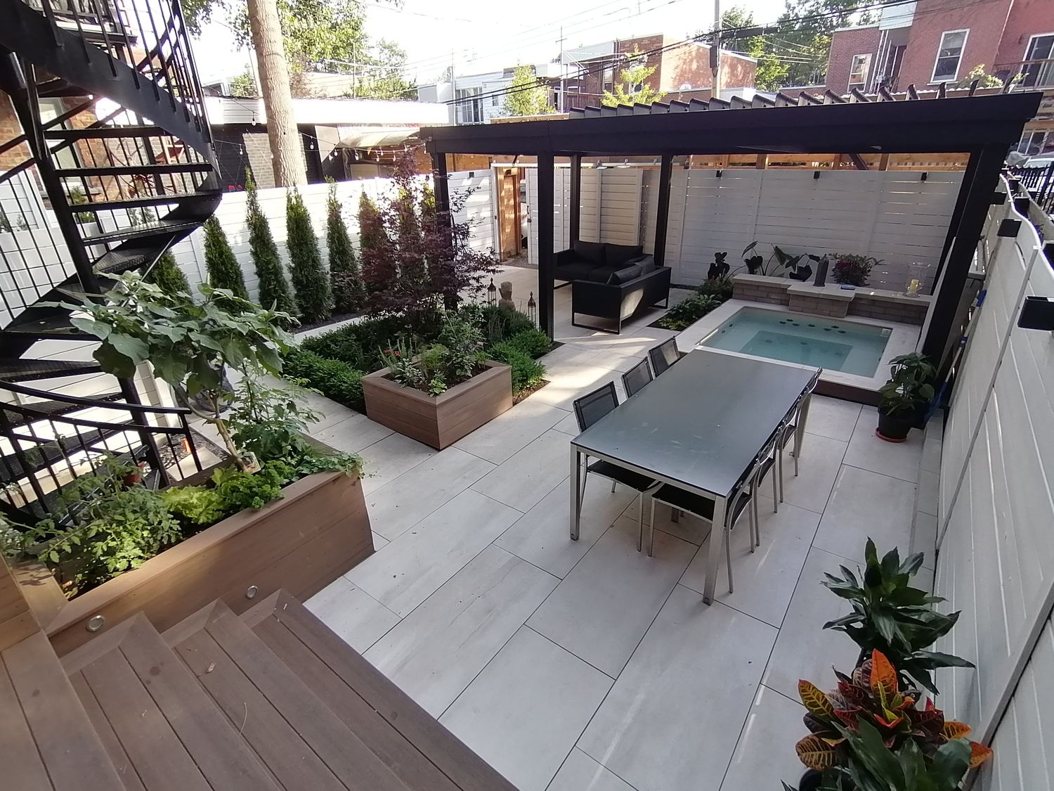 Patio et pergola d'un projet de Pavés unis et dalles près de Montréal/Laval/Longueuil (Grand Montréal) de Pavéo Aménagement