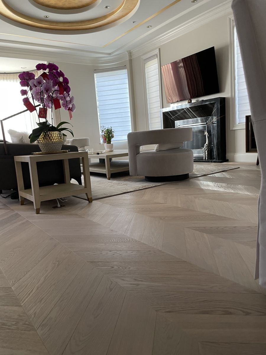 Salon d'un projet de Planchers près de Vancouver (Région du Grand Vancouver) de adanac Floor Covering Inc.