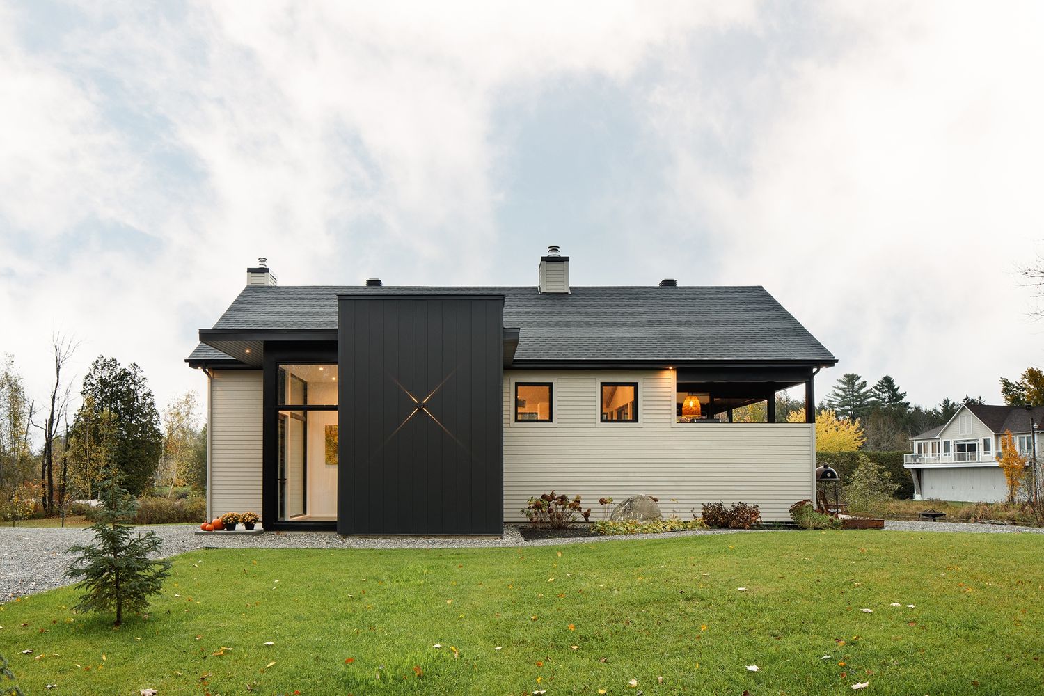 Fachada frontal de un proyecto de tipo Ampliaciones del hogar cerca de Sherbrooke (Estrie) por Studio MMA Architects